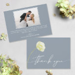 Chique Waterverf bloemenbruiloft foto Bedankkaart<br><div class="desc">Dank u in chique belettering met een prachtige witte bloem op de voorkant,  deze stoffige blauwe trouwbedankjes voorzien van uw foto en bericht op de achterkant. OVEREENKOMENDE objecten in ons collectie.</div>