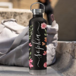 Chique Waterverf bloemenscript gepersonaliseerd Waterfles<br><div class="desc">Trakteer uzelf of iemand speciaal met onze Chic Waterverf Floral Designer Gepersonaliseerde Black Water Bottle! Deze stijlvolle en praktische fles is perfect voor dagelijks gebruik. Het is versierd met een prachtig waterverf bloemontwerp van Lorena Depante en voegt een vleugje elegantie toe aan uw hydratatieroutine. Personaliseer het met jouw naam of...</div>