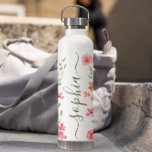 Chique Waterverf bloemenscript gepersonaliseerd Waterfles<br><div class="desc">Verwen jezelf of iemand speciaal met onze Chic Waterverf Floral Designer gepersonaliseerde witte waterfles! Deze stijlvolle en praktische fles is perfect voor dagelijks gebruik. Het is versierd met een prachtig waterverf bloemontwerp van Lorena Depante en voegt een vleugje elegantie toe aan uw hydratatieroutine. Personaliseer het met jouw naam of een...</div>