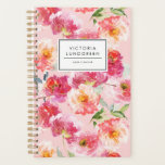 Chique Waterverf roze pioenen bloemmotief op maat Planner<br><div class="desc">Tropische aangepaste planner met waterverf van roze pioenen op roze achtergrond. Personaliseer door jouw naam of korte zin toe te voegen. Deze roze bloemenpatroon planner zal perfect zijn als een persoonlijk geschenk. Overeenkomende objecten zijn beschikbaar.</div>