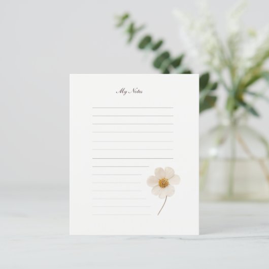 Chique witte geperste bloem in gevoerd briefpapier (Staand voorkant)