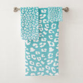 Chique witte luipaardvlekken op turquoise bad handdoek (Insitu)