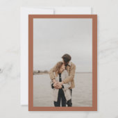 Chique witte terracotta foto kalligrafie bruiloft kaart (Achterkant)