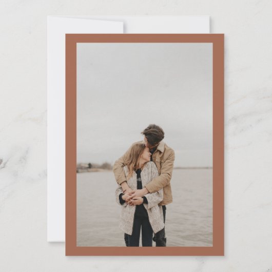 Chique witte terracotta foto kalligrafie bruiloft kaart (Achterkant)