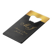 Chique Zwart Goud Monogram Script Bruiloft Creditkaart Flessenopener (Voorkant Gekanteld)