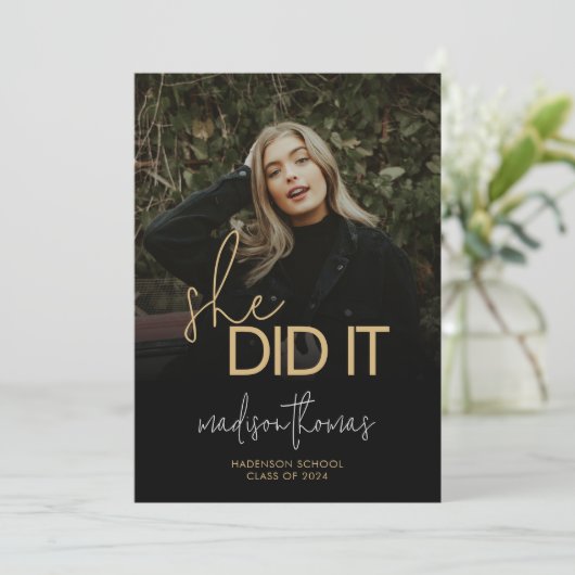 Chique zwart goud script ze deed het foto Afstuder Aankondiging (Staand voorkant)