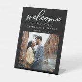 Chique zwart wit bruiloft paar foto welkom reclamebord met voetstuk (Voorkant)