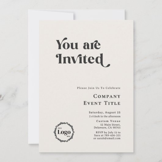 Chique zwart-wit typografie U bent uitgenodigd Kaart (Voorkant)