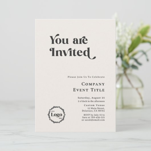 Chique zwart-wit typografie U bent uitgenodigd Kaart (Staand voorkant)