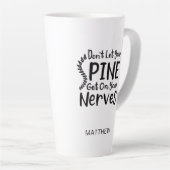 Chiropractor-medewerker laat geen stekelvorming op latte mok (Rechterhoek)