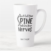 Chiropractor-medewerker laat geen stekelvorming op latte mok (Rechts)