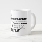 Chiropractor omdat wonderdoener geen functietitel  grote koffiekop (Voorkant rechts)