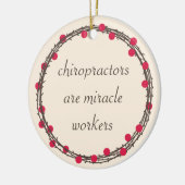 Chiropractors zijn mirakelarbeiders die op maat wo keramisch ornament (Links)