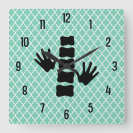 Chiropraktische handen en een ruggengraat van de L Vierkante Klok