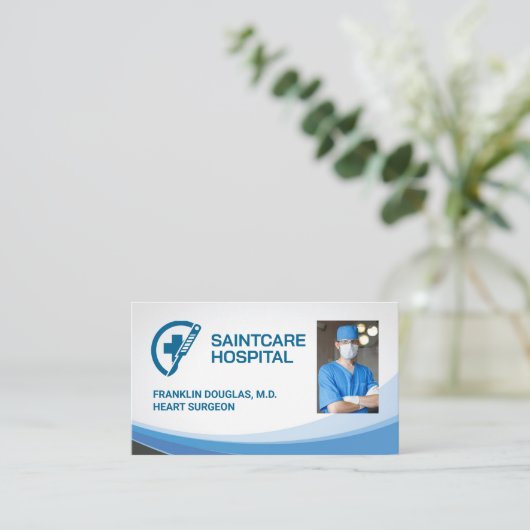 Chirurg in Scrubs | Medische scalpel Logo Visitekaartje (Staand voorkant)