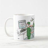 Chirurg kijkt naar instructies voor de operatie koffiemok (Links)