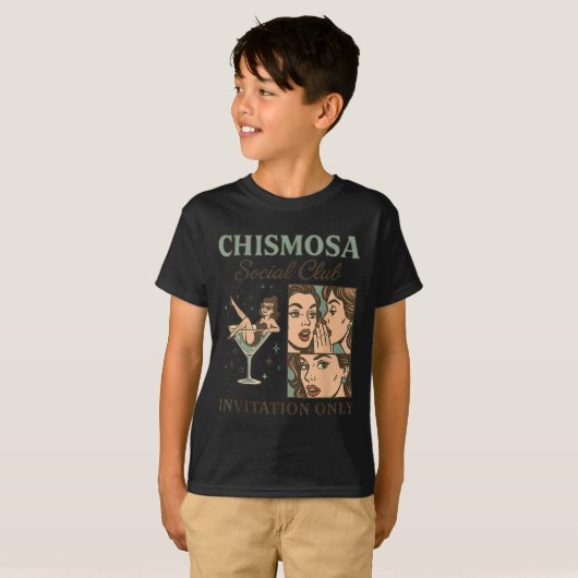 Chismosa Social Club By Invitation Only Design T-shirt (Voorkant volledig)
