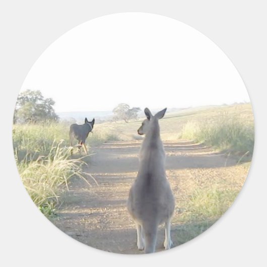 Chloe de kangoeroe Sam de herdershond Ronde Sticker (Voorkant)