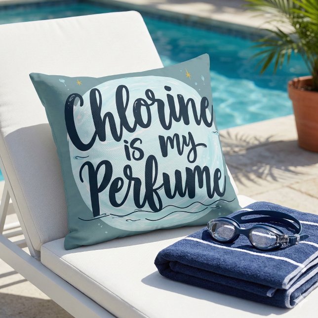 Chloor is mijn parfum grappig zwemmen citaat kussen (Chlorine Is My Perfume Funny Swimming Quote Throw Pillow Mockup A)