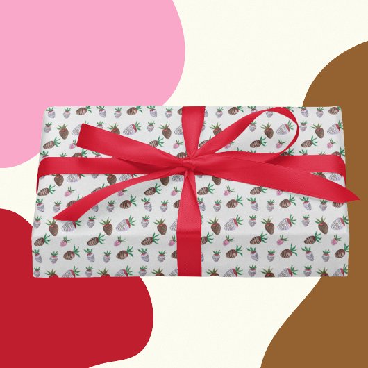 Chocolade bedekte aardbeien inpakpapier