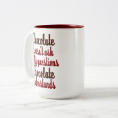 "Chocolade begrijpt" grappig citaat Tweekleurige Koffiemok (Voorkant links)