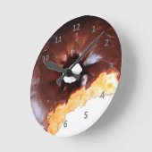 Chocolade Bevroeide gele kachel Donut met bite out Ronde Klok (Hoek)