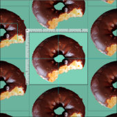 Chocolade Bevroste gele Cake Donut op Mint Groen Stof (Delen)