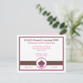 Chocolade Brown en roze cupcake met als uitnodigin Kaart (Staand voorkant)