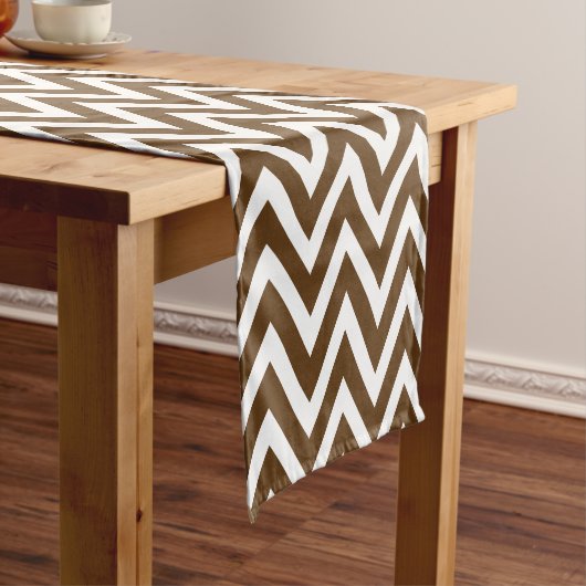 Chocolade Bruin Moderne Chevron Stripes Korte Tafelloper (Voorbeeld)