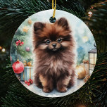 Chocolade Bruin Pommerse Puppy Kerstmis Keramisch Ornament<br><div class="desc">Sweet Chocolate Pomeranian Puppy Christmas Ornament met in waterverf een kerstboom,  ornamenten en cadeaus op de achtergrond. Het perfecte cadeau voor Pommerse liefhebbers die een chocoladebruine pom bezitten.</div>