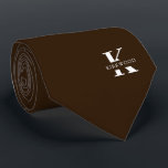 Chocolade Bruine Elegante Monogram   Naam EenZijdi Stropdas<br><div class="desc">Een elegante eenzijdige das met een opvallend wit monogram op een rijke chocoladebruine achtergrond.  Bovenop dit monogram staat je voor- of achternaam in kleine letters geschreven in hoofdletters.</div>