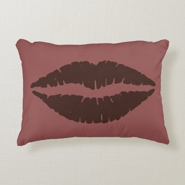 Chocolade Bruine Lipstick Print op Rosy Brown Decoratief Kussen (Voorkant)