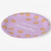 Chocolade chip koekjes verjaardag paarse papieren bordje (Gekanteld)