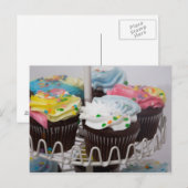 Chocolade cupcakes op een "koekjestop" 2 briefkaart (Voorkant / Achterkant)