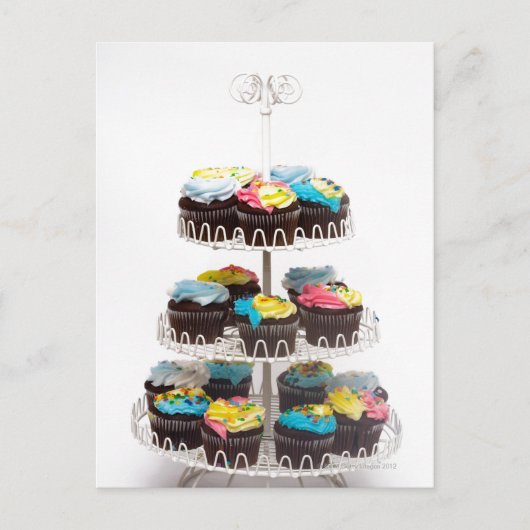 Chocolade cupcakes op een taartstand briefkaart (Voorkant)