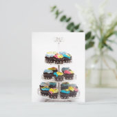 Chocolade cupcakes op een taartstand briefkaart (Staand voorkant)