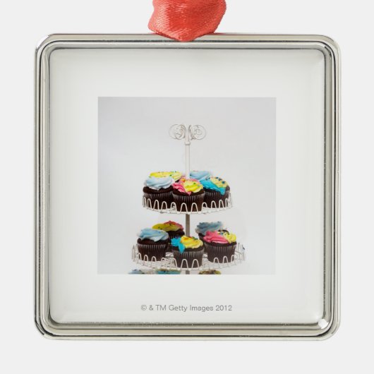 Chocolade cupcakes op een taartstand metalen ornament (Voorkant)