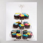 Chocolade cupcakes op een taartstand poster (Voorkant)