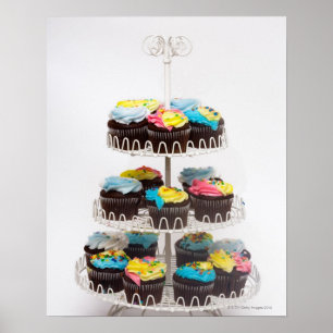 Chocolade cupcakes op een taartstand poster