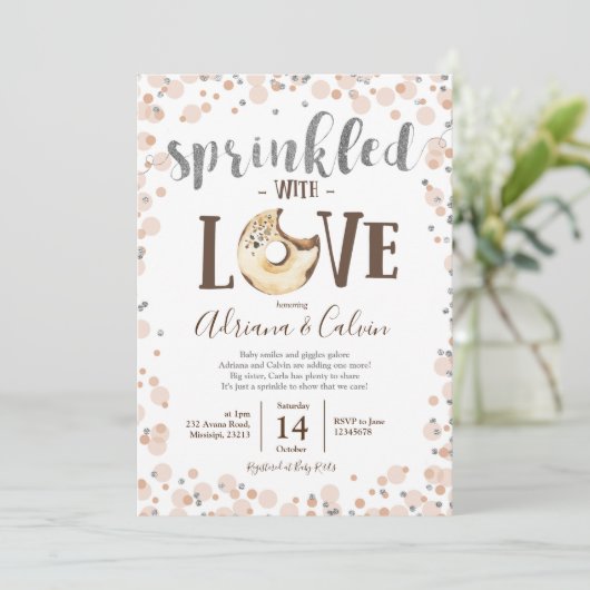 Chocolade Donut Baby Sprinkle Feest Uitnodiging (Staand voorkant)