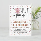 Chocolade Donut Groeit Birthday Invitation Kaart (Staand voorkant)