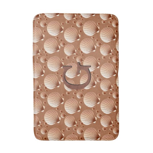 Chocolade en geelbruine zeeschelpen op cacaobruin badmat (Voorkant Verticaal)