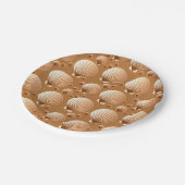 Chocolade en geelbruine zeeschelpen op cacaobruin papieren bordje (Gekanteld)