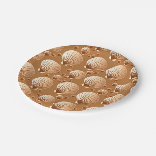 Chocolade en geelbruine zeeschelpen op cacaobruin papieren bordje (Gekanteld)