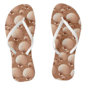 Chocolade en geelbruine zeeschelpen op cacaobruin teenslippers (Voetbed)