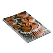 Chocolade Frosted Cupcakes op Bord Foto Notitieboek (Rechterzijde)