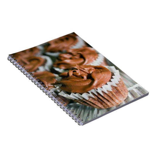 Chocolade Frosted Cupcakes op Bord Foto Notitieboek (Rechterzijde)