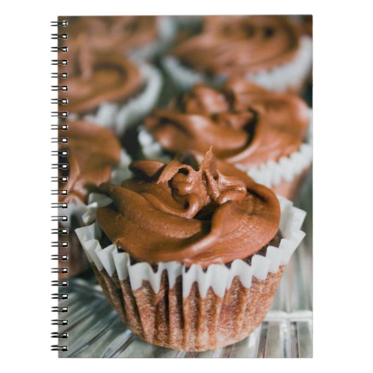 Chocolade Frosted Cupcakes op Bord Foto Notitieboek (Voorkant)
