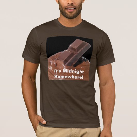 Chocolade Het is Midnight ergens T-shirt (Voorkant)