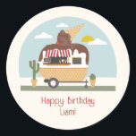 Chocolade Ice Cream Truck Kids Birthday Ronde Sticker<br><div class="desc">Ice crème,  de verjaardagsfeestdag,  met afbeelding van een kamper met chocolade-ijsje bovenaan,  en cactus in ijsjes.</div>